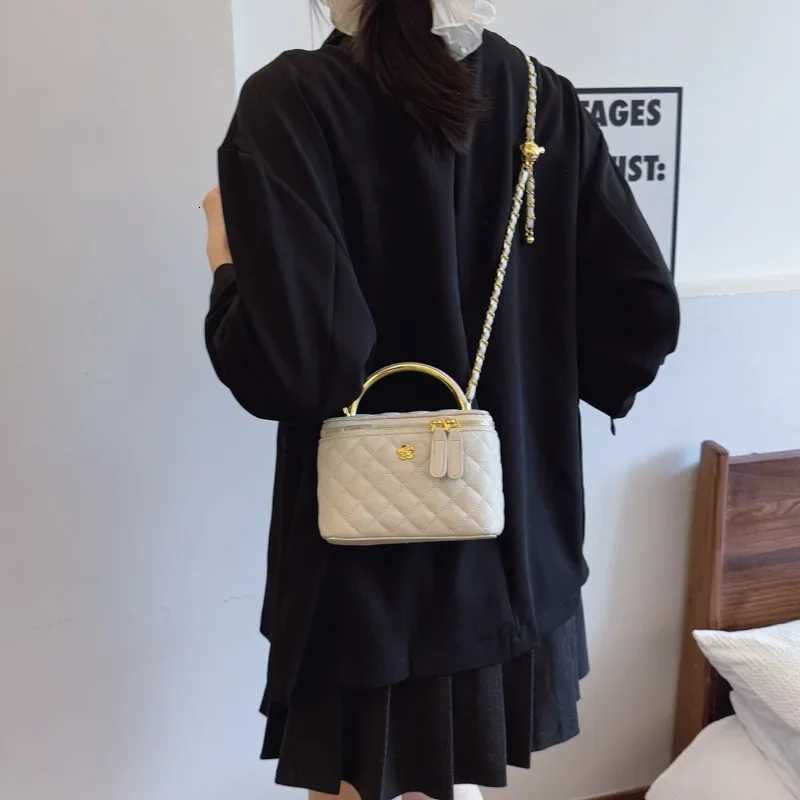 Handheld Fi Bucket Wens New 2025 Small Square Chain Shoder Bag Versatile Crossbody Bag Diamd Grid Design Y251120