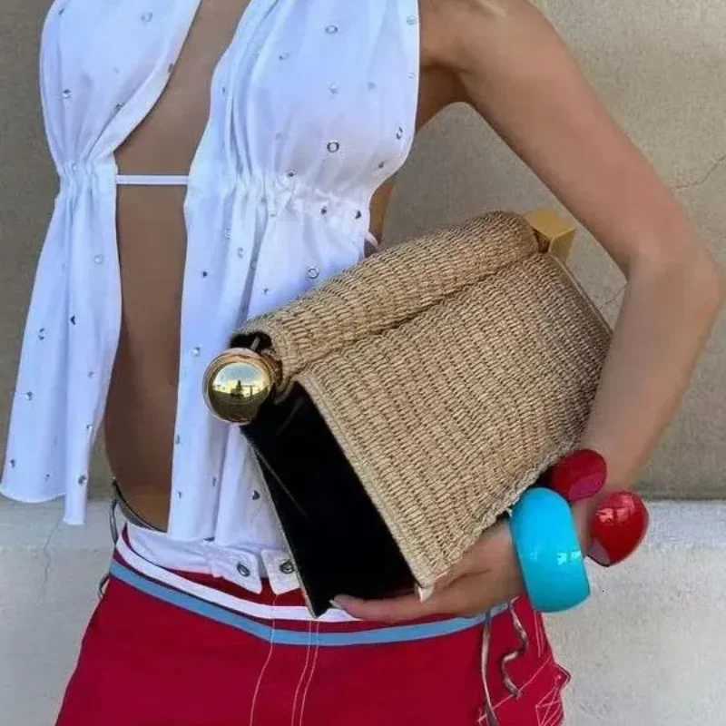 2025 New Style pu Leather Shoder Chain Crossbody Flip Cover Accordi Bags Small Square Bag Wens Handbag Y251120