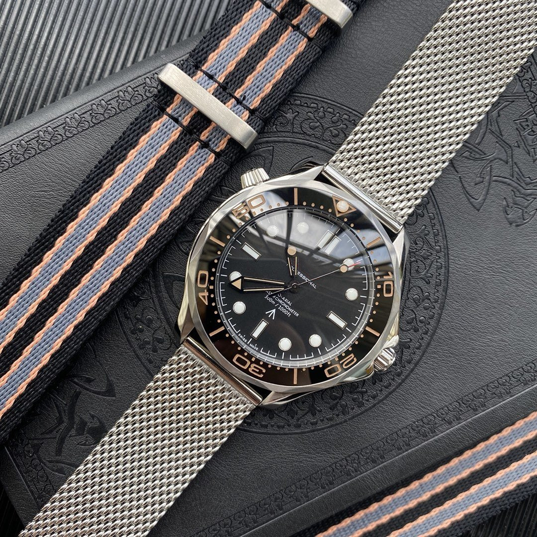 The Hymax series automatic mechanical 007 edition men's wristwatch features exceptional night-time luminosity.