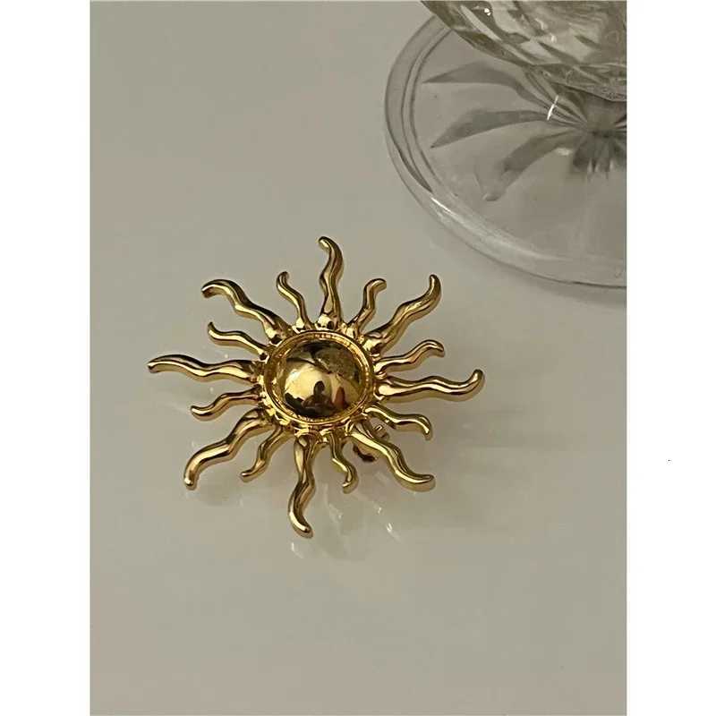 Antique Jewelry Fashion Golden Sun God Brooch for Women Men Coat Accessories Female Vintage Crystal Brooches K251120