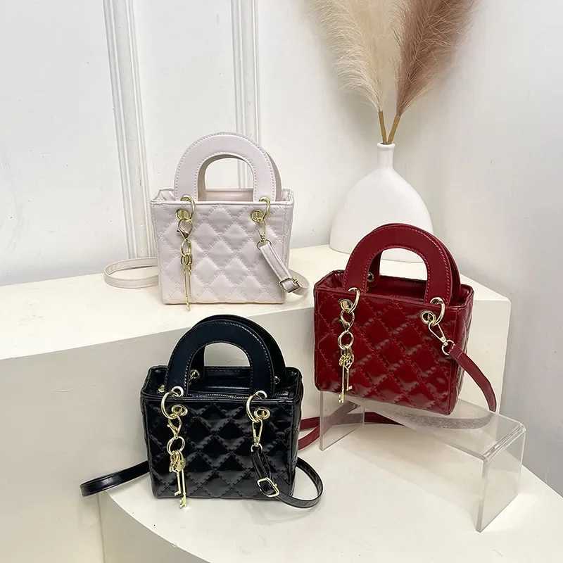 Fiable Simple Wens Handbag 2025 New Diamd Grid Small Fragrance Style Crossbody Bag Lady Di Bag Soft PU Material Y251120