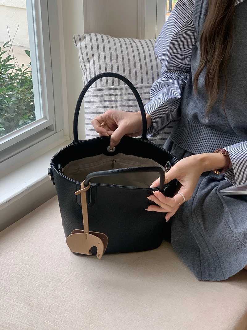 Simple Cmute Wen Shoder Bags Thread Design Ladies Crossbody Bag with Pendant Solid Color Fem Small Bucket Tote Handbag Y251120