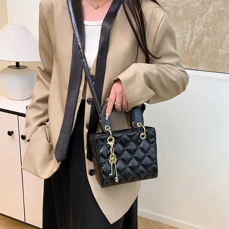 Fiable Simple Wens Handbag 2025 New Diamd Grid Small Fragrance Style Crossbody Bag Lady Di Bag Soft PU Material Y251120