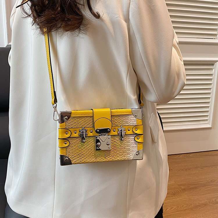 2025 new women's fashion rivet shoulder Ins niche design versatile crossbody box bag