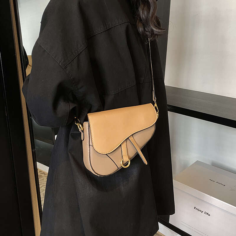 New saddle crossbody, single shoulder, armpit bag, fashionable texture, office city, simple women's bag