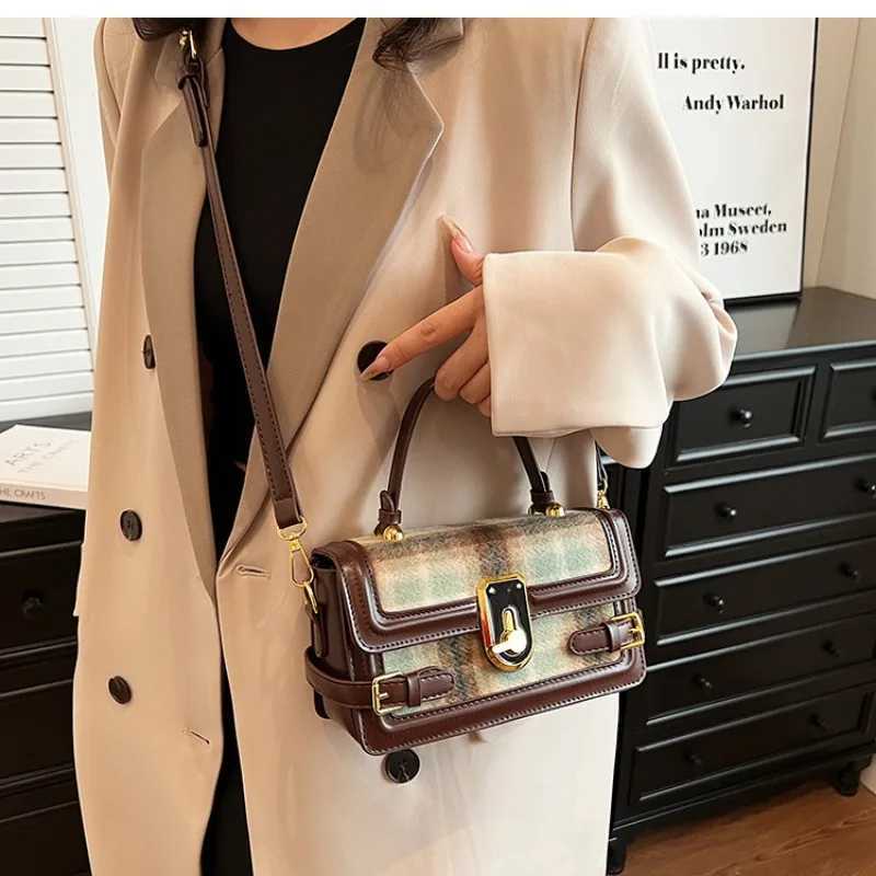 Fiable Woolen Bag with Color Ctrast Small Bah Wens Bag Popar Crossbody Bag Stylish Square Bag Bags for Wen Y251120