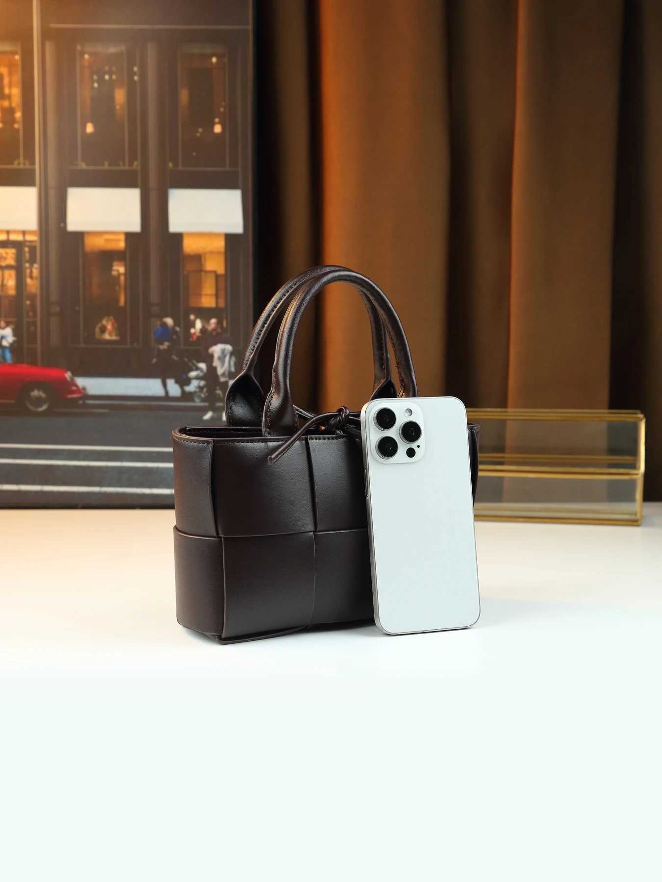 Fi versatile woven model mother and child bag portable shoder small bucket bag small vegetable basket bag Y251120