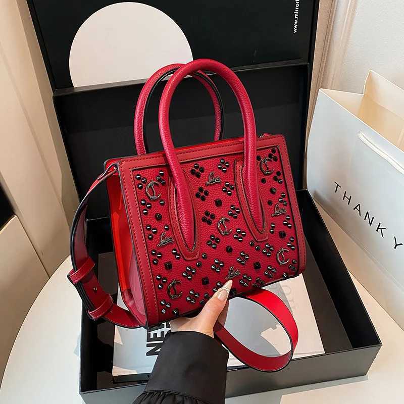 2025 Laser-Cut Tote Bag European-Inspired Cvertible Shoder Crossbody Purse for Wen Vintage Day to Night Carryall Y251120