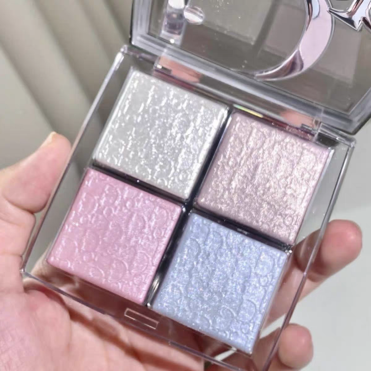 Four Color High Gloss Powder Blusher 10g Facelift Plate With Background Relief Fine Sparkle Pearlescent Powder Blusher Advanced Bright Color