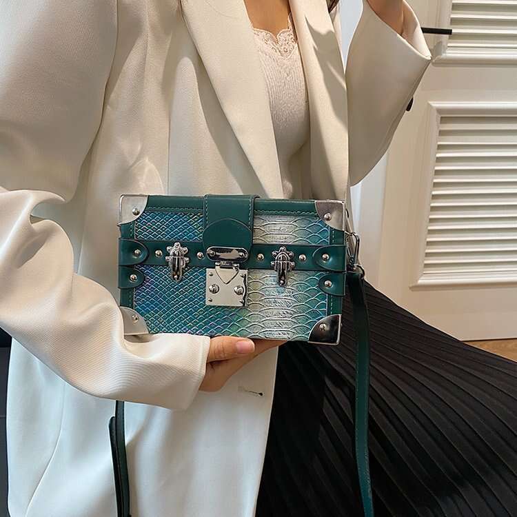 2025 new women's fashion rivet shoulder Ins niche design versatile crossbody box bag