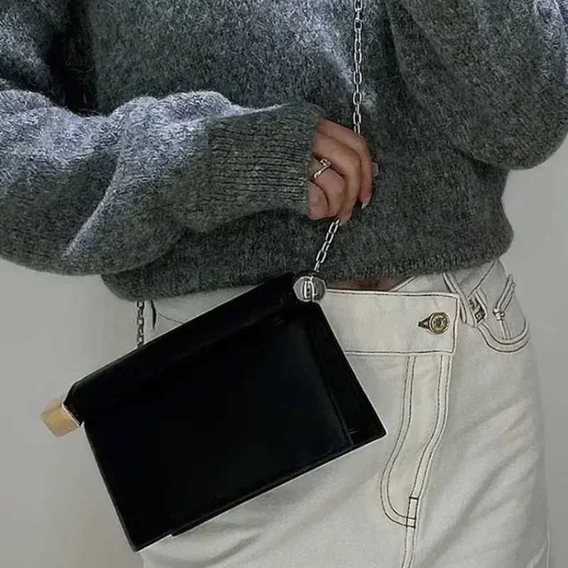 2025 New Style pu Leather Shoder Chain Crossbody Flip Cover Accordi Bags Small Square Bag Wens Handbag Y251120