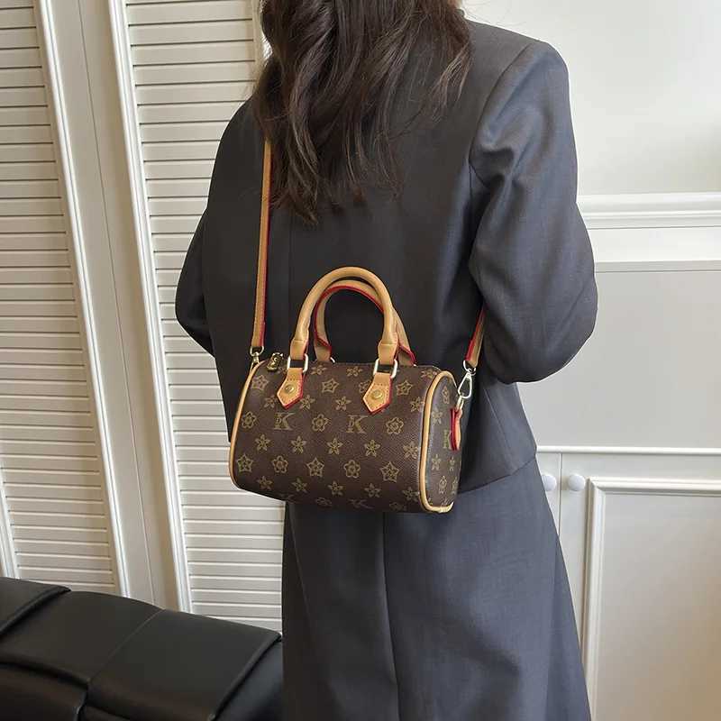 2025 New Wens Bucket Bag Large Capacity Mogram Print Tote Shoder Bag Vintage Crossbody Purse Casual Chic Handbag Y251120