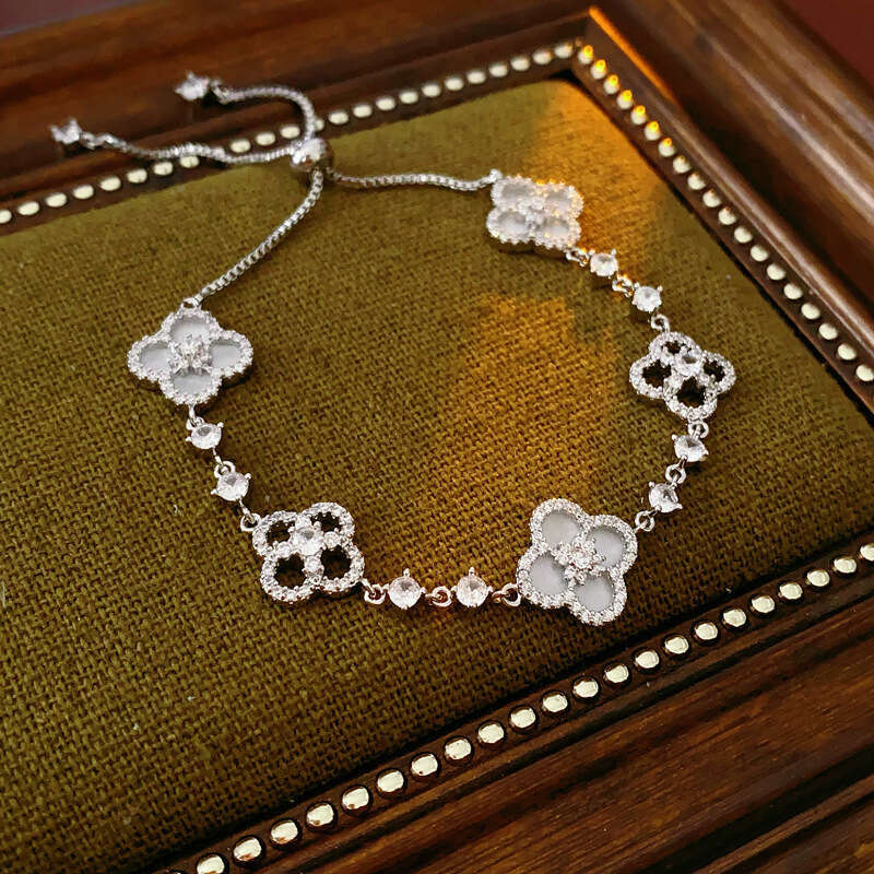 2025 hot Clover Bracelet Designer jewelry Diamond flower hollow out pull-out bracelet light luxury high end feel fashionable commuting versatile 4 Lea