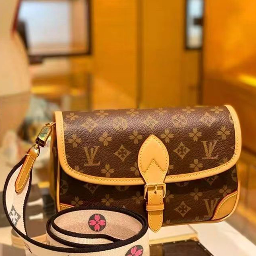 Designer Bags Shoulder Bag Leather Old Flower Handbag Baguette Canvas Wide Strap Embroidery Design Embossed Letters Stylish Buckle closure outdoors bag