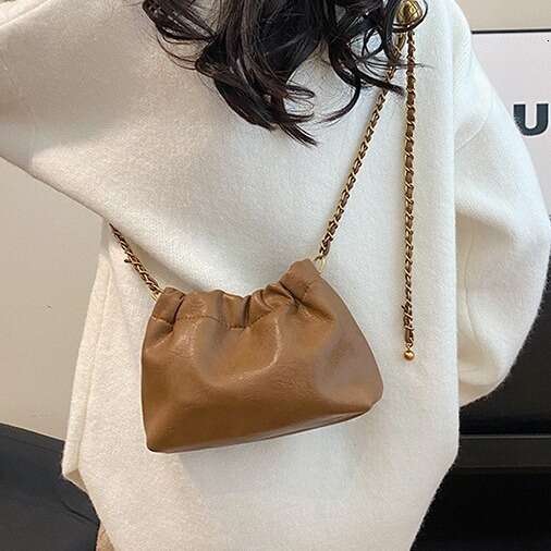 2025 new fashionable and popular niche design women's commuting chain crossbody bag, mini bucket bag