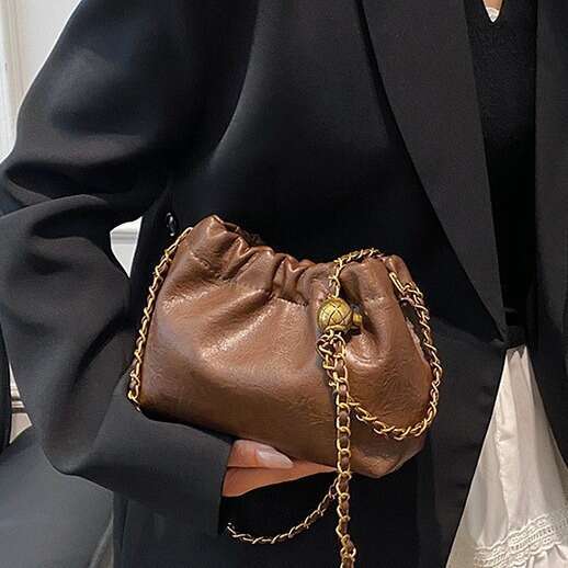 2025 new fashionable and popular niche design women's commuting chain crossbody bag, mini bucket bag