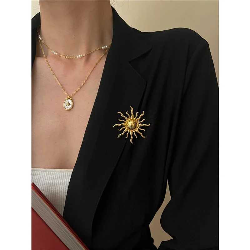 Antique Jewelry Fashion Golden Sun God Brooch for Women Men Coat Accessories Female Vintage Crystal Brooches K251120