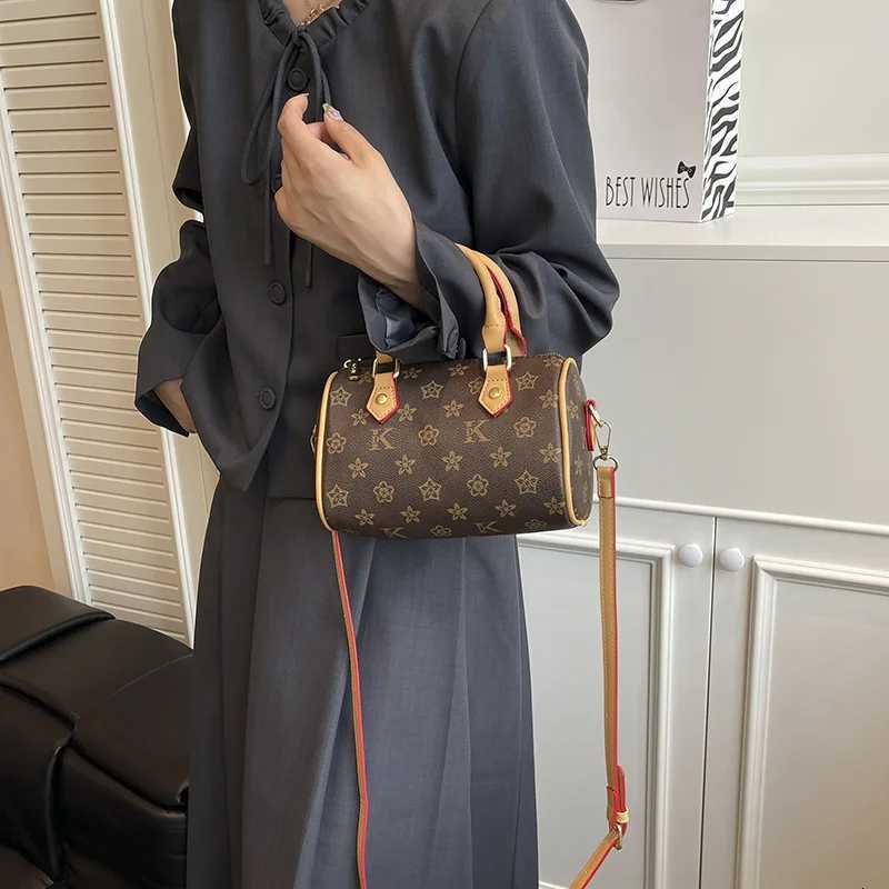 2025 New Wens Bucket Bag Large Capacity Mogram Print Tote Shoder Bag Vintage Crossbody Purse Casual Chic Handbag Y251120