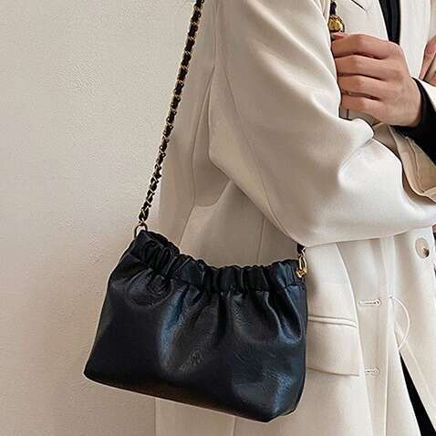 2025 new fashionable and popular niche design women's commuting chain crossbody bag, mini bucket bag