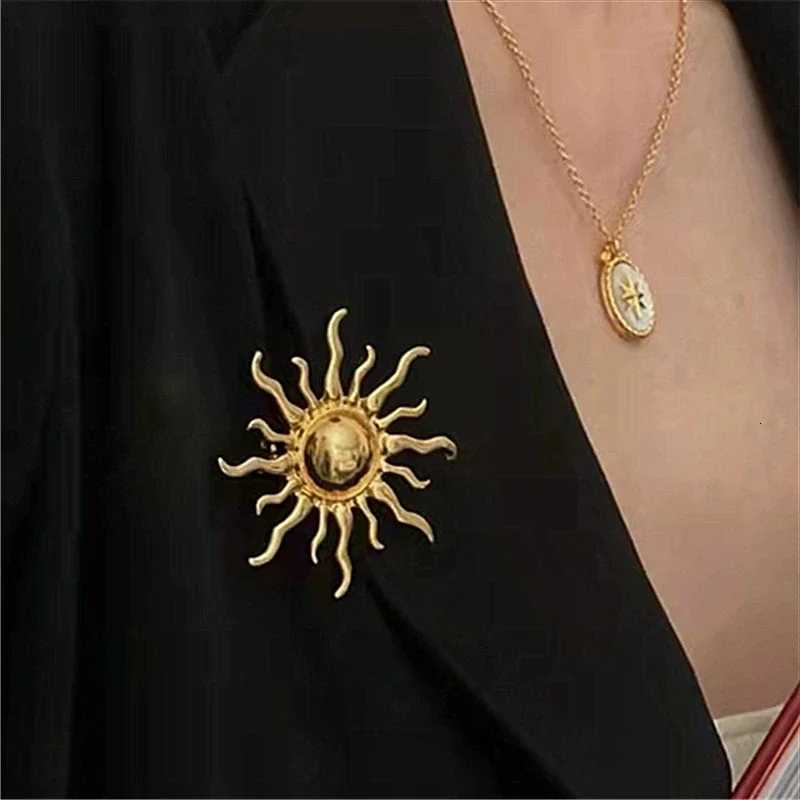 Antique Jewelry Fashion Golden Sun God Brooch for Women Men Coat Accessories Female Vintage Crystal Brooches K251120