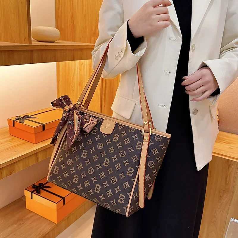 Wens Cantese Cyber Tote - ASCII Expandable with Tech Strap for Work Y251120