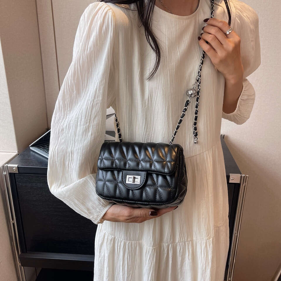 2025 new versatile crossbody women, trendy and fashionable diamond grid chain bag, niche single shoulder small square bag for women