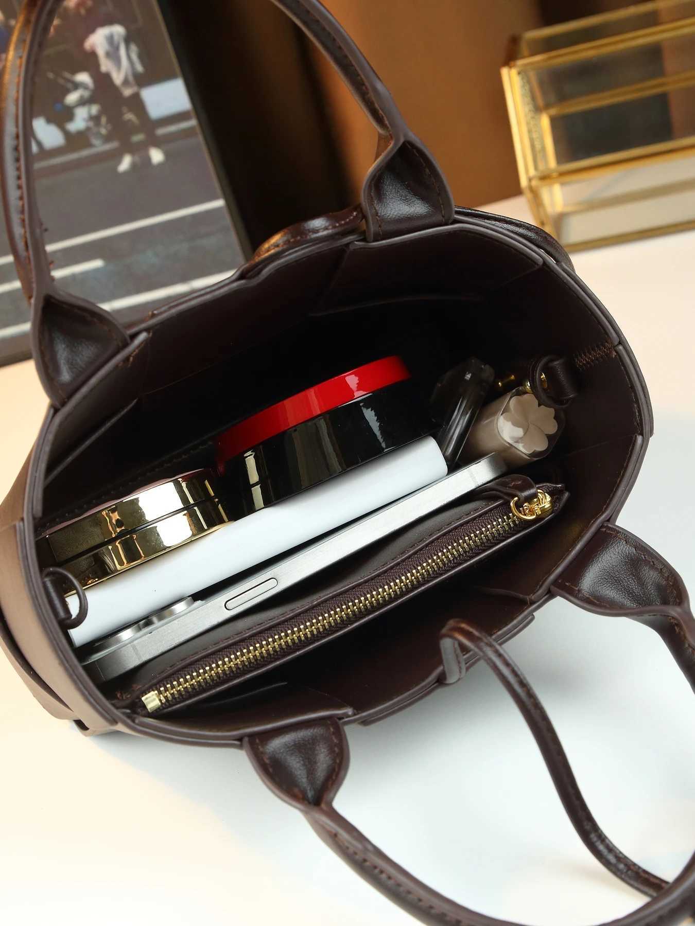 Fi versatile woven model mother and child bag portable shoder small bucket bag small vegetable basket bag Y251120