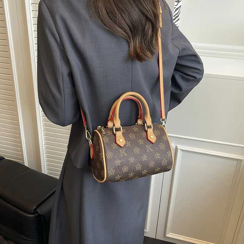 2025 New Wens Bucket Bag Large Capacity Mogram Print Tote Shoder Bag Vintage Crossbody Purse Casual Chic Handbag Y251120