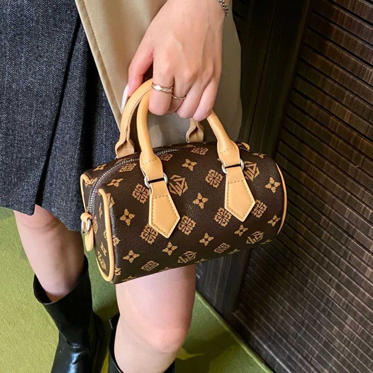 25 Autumn Winter Must-Have Wens Classic Printing Bag - Simple Atmosphere Cmuting Handbag/Shoder Mahes Trench Coats Y251120