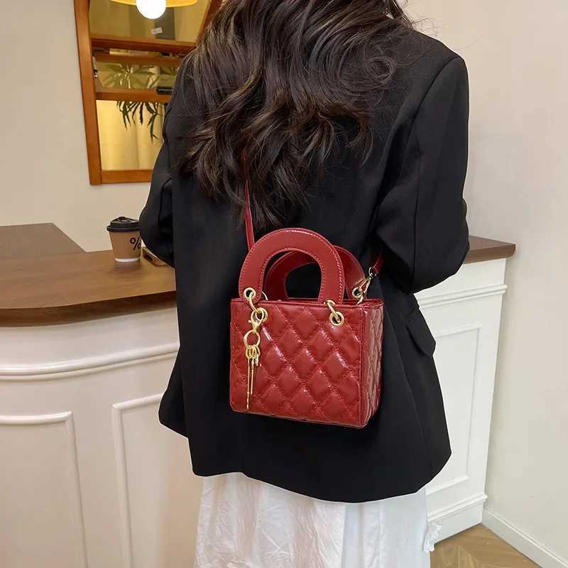 Fiable Simple Wens Handbag 2025 New Diamd Grid Small Fragrance Style Crossbody Bag Lady Di Bag Soft PU Material Y251120