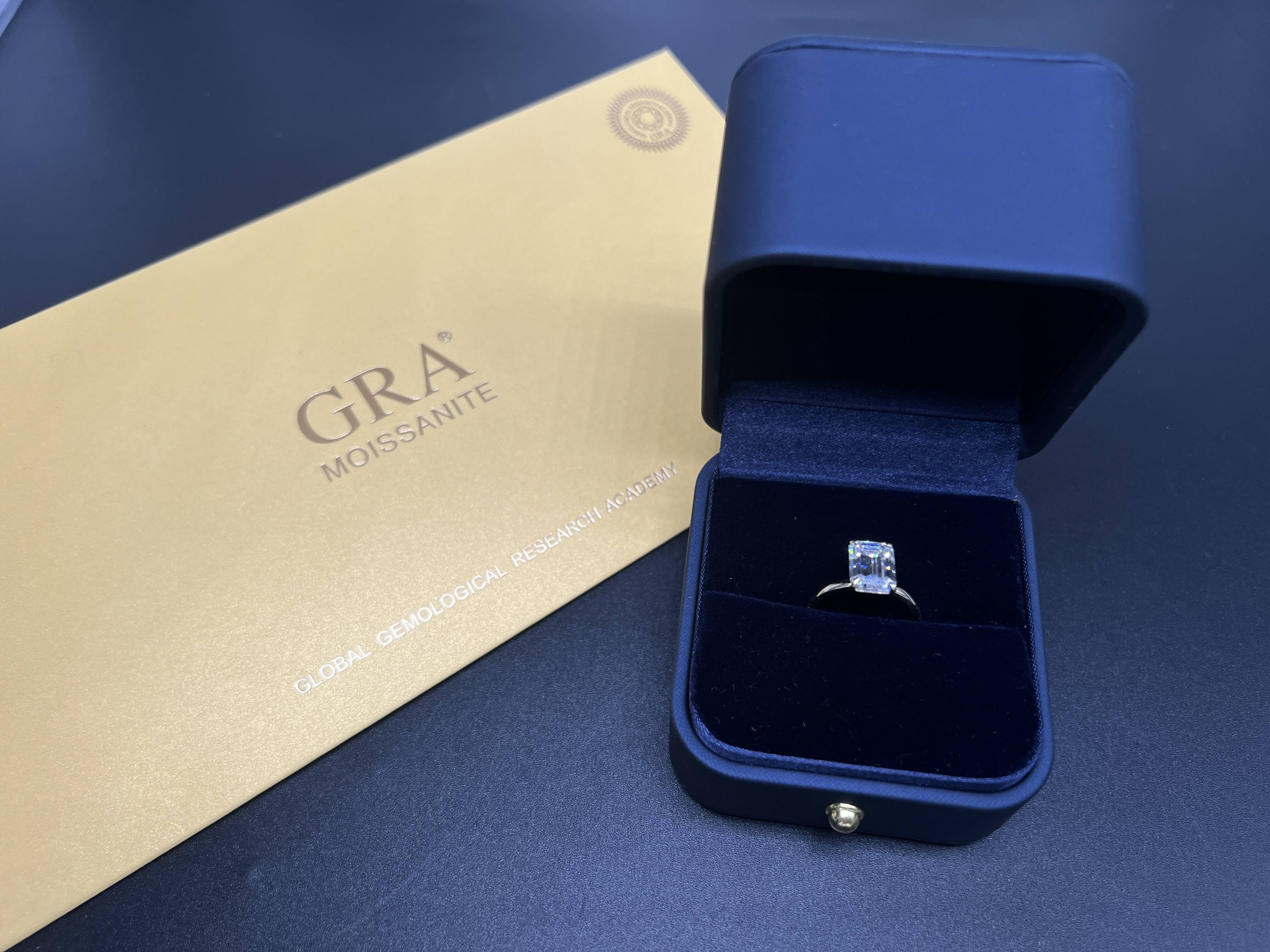 Fancy Jewelry Romantic 10K Solid Gold AU585 7x10mm Emerald Cut White Moissanite Plain Band Wedding Ring