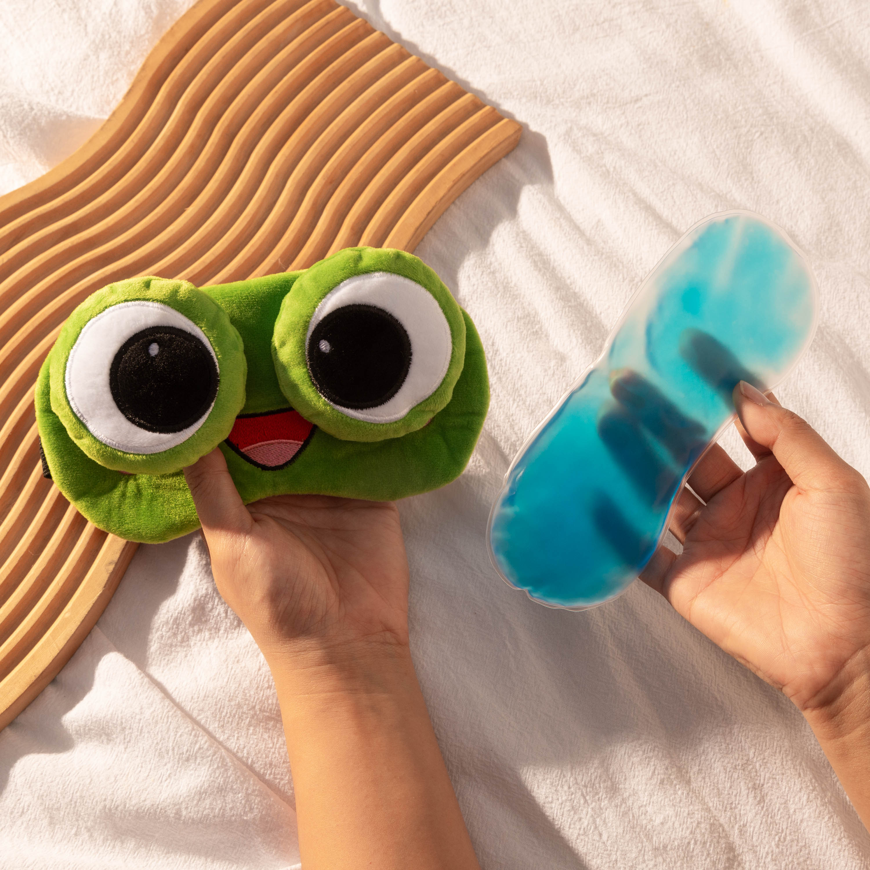 Frog-shaped cute cartoon eye mask with vivid big eyes and playful expressions, soft and skin-friendly plush ice compress eye mask, multiple styles in 