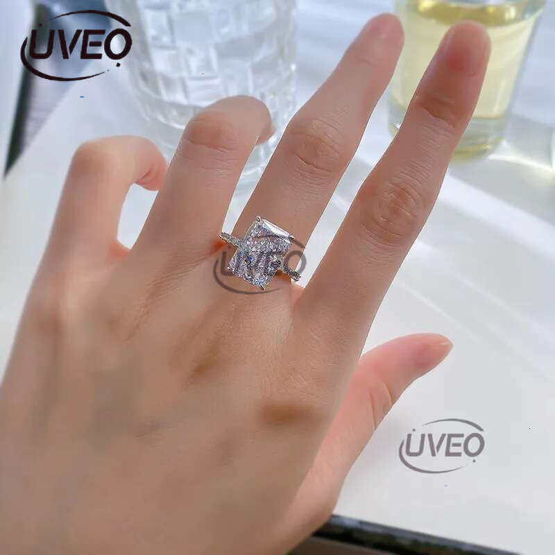 2024 Choucong Wedding Rings Elegant Jewelry Sparkg Pure 100% Sterg Sier Natural Moissanite Dia Gemstones Party Women Engagement Ring Gift