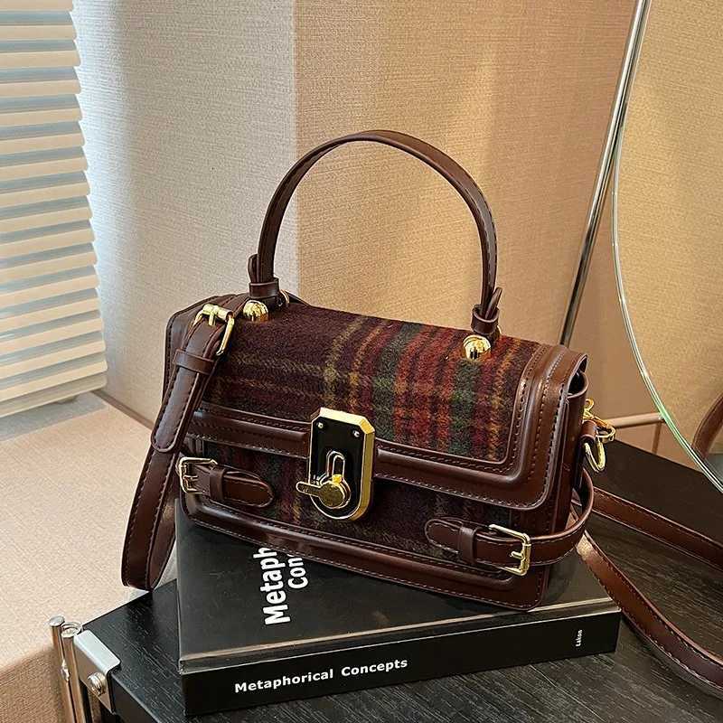 Fiable Woolen Bag with Color Ctrast Small Bah Wens Bag Popar Crossbody Bag Stylish Square Bag Bags for Wen Y251120