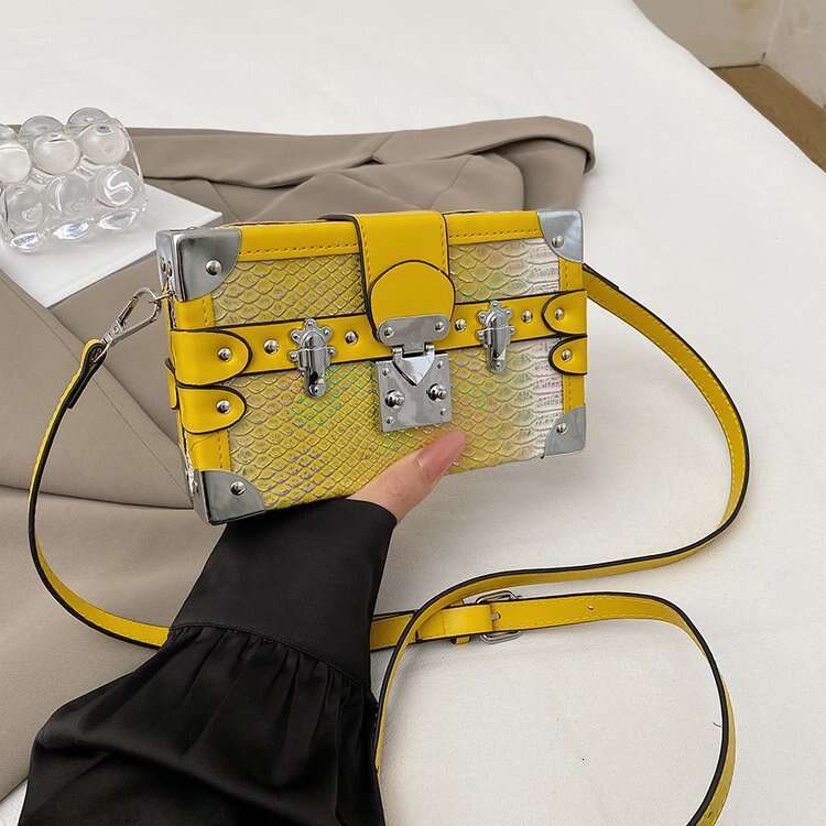2025 new women's fashion rivet shoulder Ins niche design versatile crossbody box bag