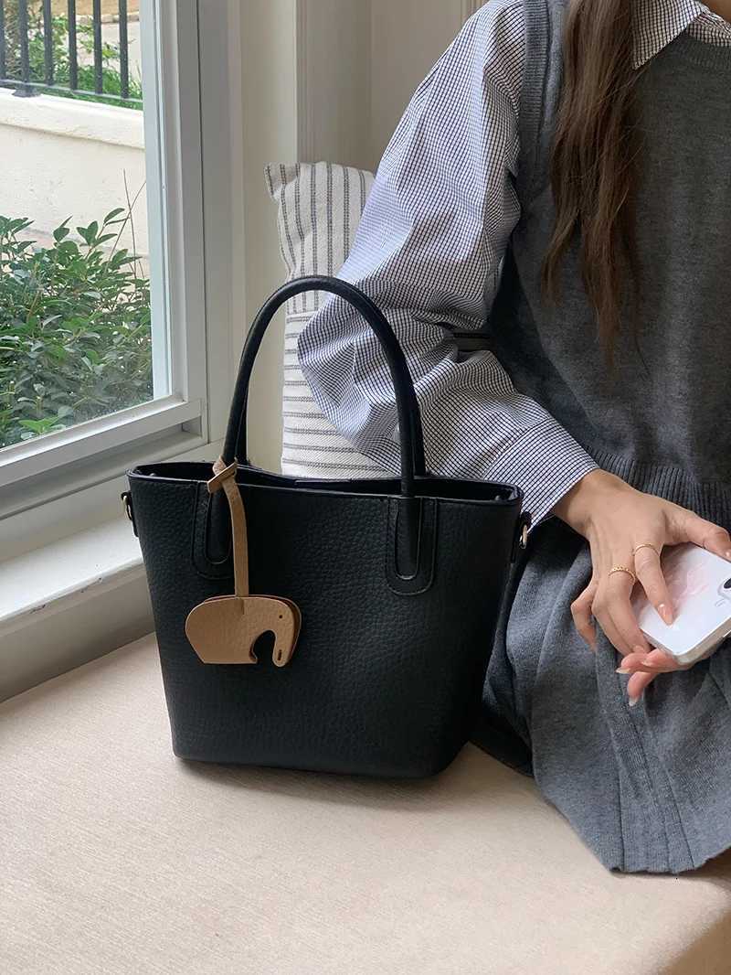 Simple Cmute Wen Shoder Bags Thread Design Ladies Crossbody Bag with Pendant Solid Color Fem Small Bucket Tote Handbag Y251120