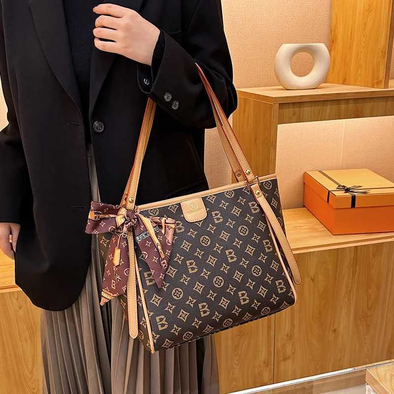 Wens Cantese Cyber Tote - ASCII Expandable with Tech Strap for Work Y251120