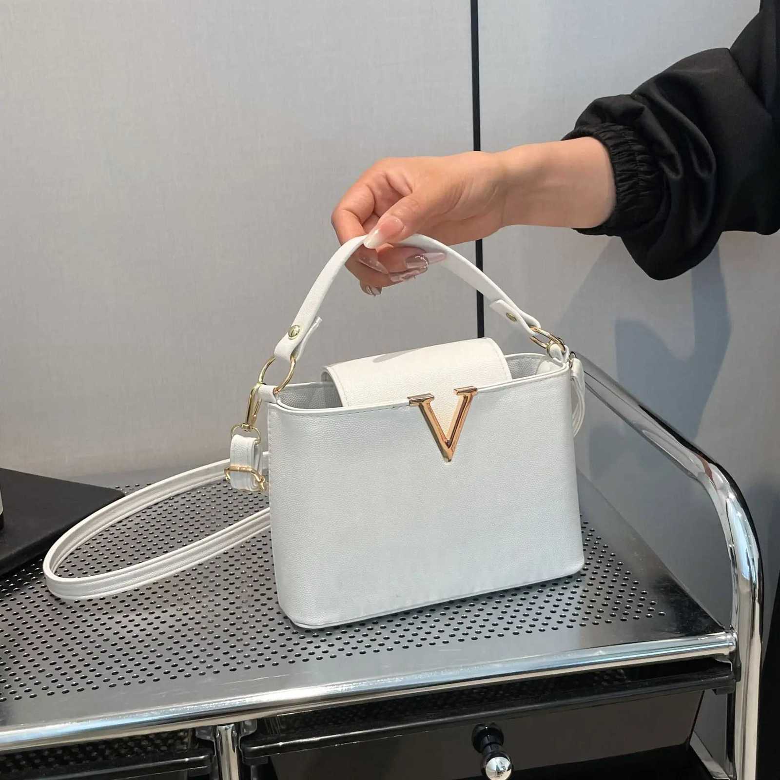 Luxury Womens Tote Bag Chic V Shaped Stylish Pu Leather Bucket Bag Top Cover Handbag Women Shoulder Crossbody Bag for Woman W251120