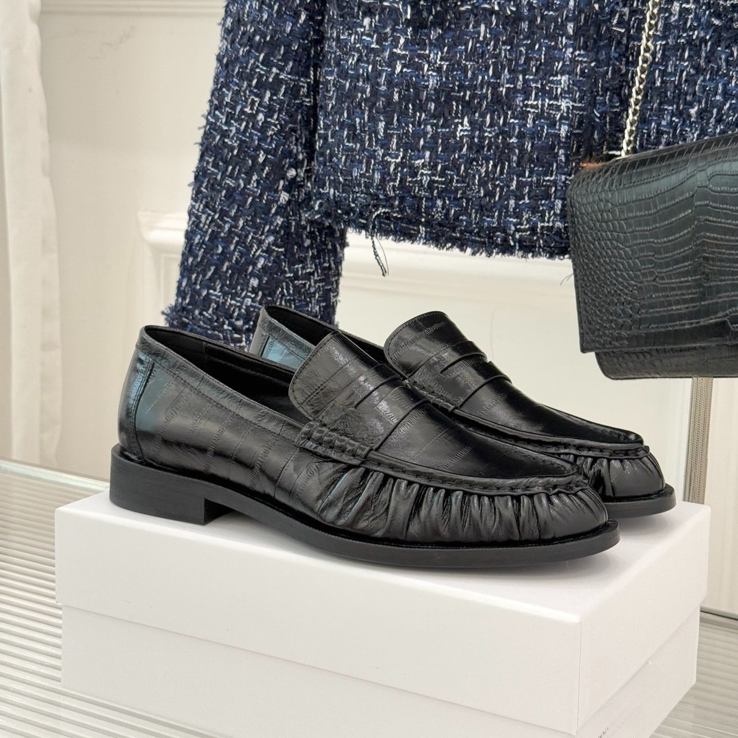 Couple Le Loafers Top quality women men slip on almond shaped toes leather loafers shoes Flat suede loafers Unisex simple formal shoes Factory footwear