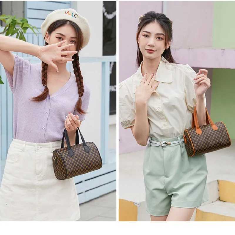 New Fi European Bost Barrel Bag for Wen Pattern Printing Design Large Capacity Messenger Handbag with Crossbody Y251120