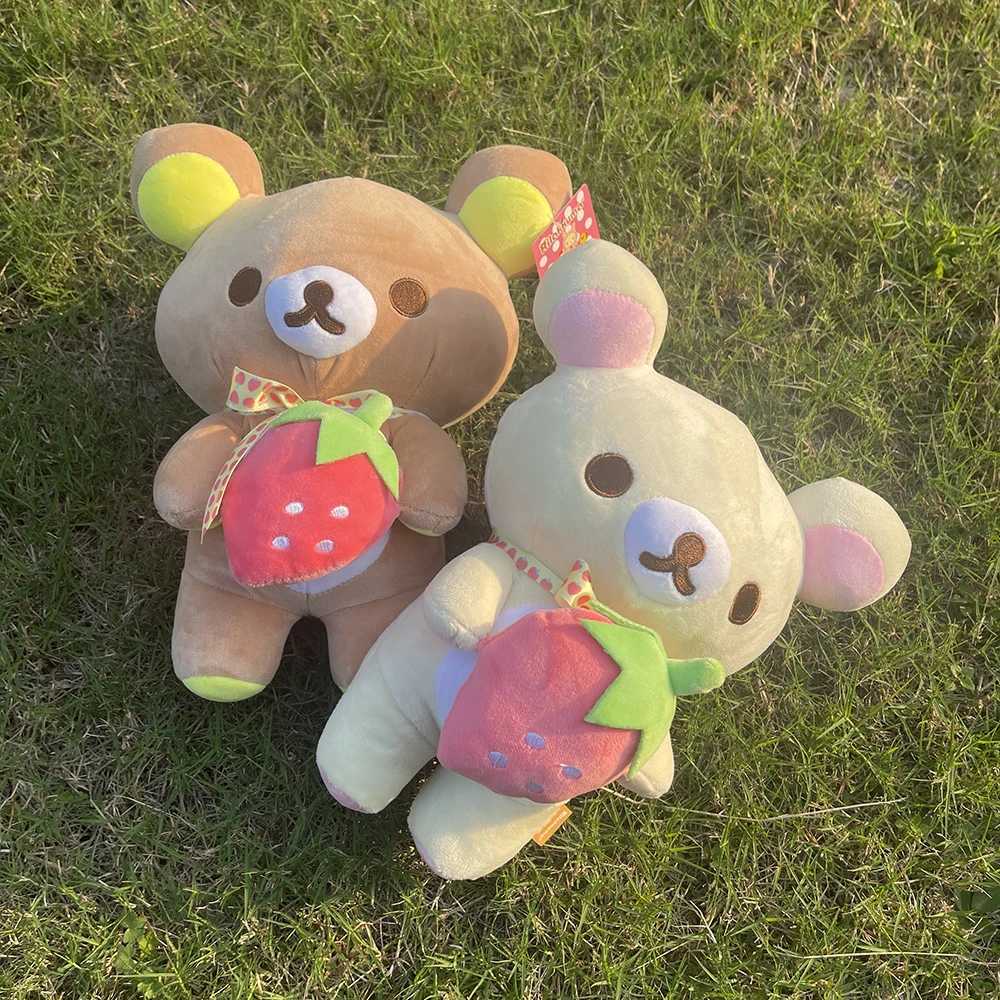 New Strawberry Rilakkuma Plush Doll Kawaii Anime Brown Bear Pelcuhe Stuffed Cute Couple Toy Girl Like Gifts G251120