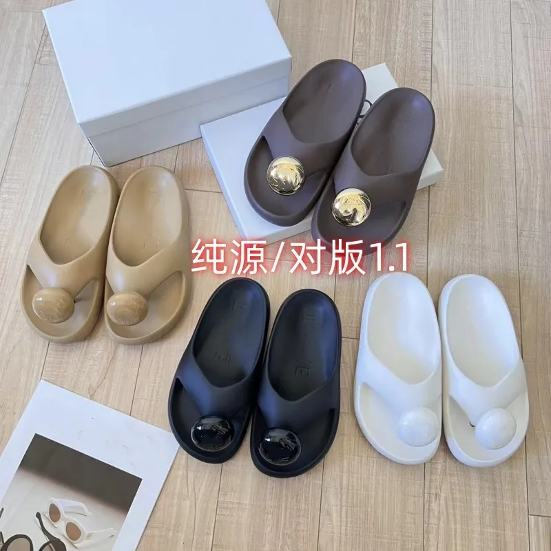 Luo Jia's flops lazy shoes that can be worn on the outside with just one step. Thick soled candy colored beach flip flops, small white shoes, are a niche style