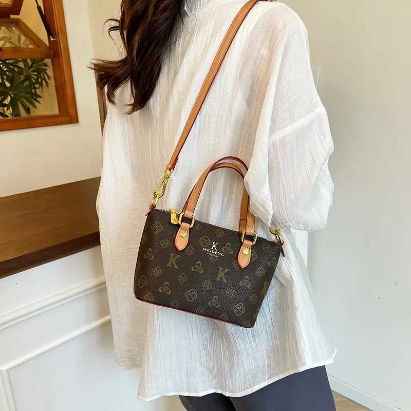 Famous Brand Classic Wens Messenger Bag Luxury Leather Crossbody Shoder Handbag Elegant Zipper Shoder Bag Y251120