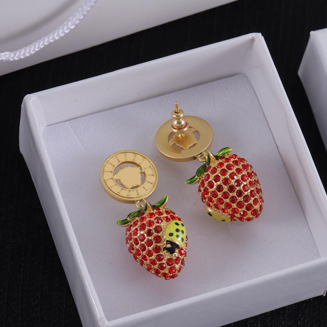 The latest designer earrings, strawberry pendant earrings, set with crystals, luxurious and fashionable designer jewelry, a perfect match for ladies
