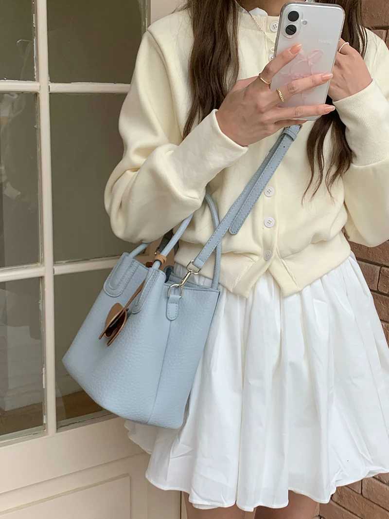 Simple Cmute Wen Shoder Bags Thread Design Ladies Crossbody Bag with Pendant Solid Color Fem Small Bucket Tote Handbag Y251120