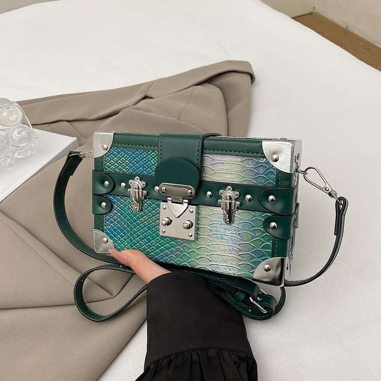 2025 new women's fashion rivet shoulder Ins niche design versatile crossbody box bag