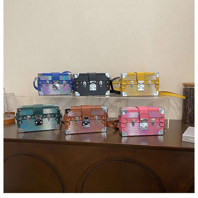 2025 new women's fashion rivet shoulder Ins niche design versatile crossbody box bag