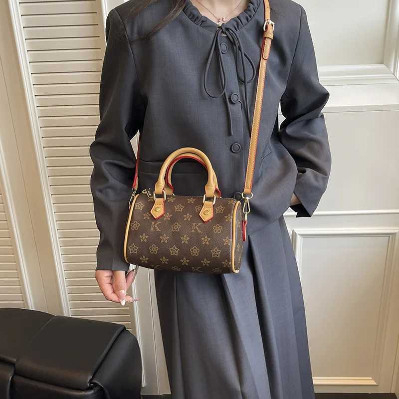 2025 New Wens Bucket Bag Large Capacity Mogram Print Tote Shoder Bag Vintage Crossbody Purse Casual Chic Handbag Y251120