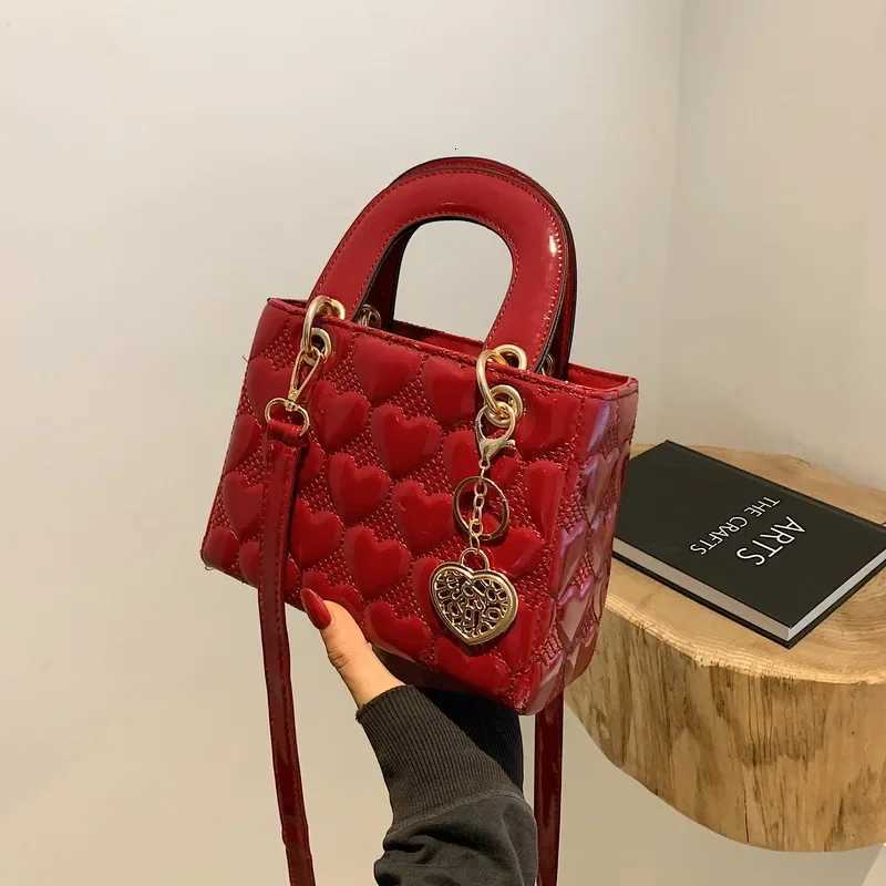 Wens Red Love Patent Leather Bright Surface Handbag High-end Design Sense Wedding Bag New Fi All-mahing Crossbody Bag Y251120