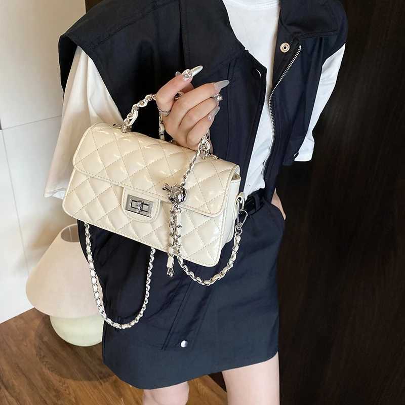 High-end ins trendy hand-carrying small square bag 2025 new fiable small fragrance diamd shoder bag simple wens bag Y251120